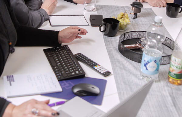 Arbeitssituation im Besprechungsraum von Violution